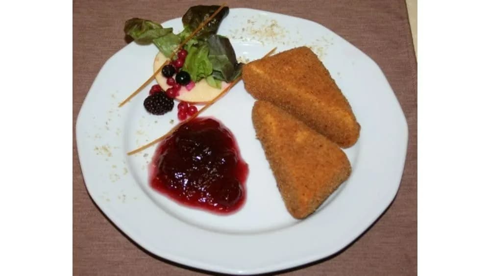 Rántott camembert + áfonya