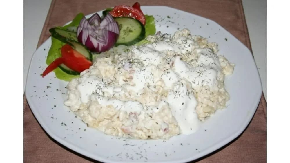 Juhtúrós, tejfölös, baconos galuska kaporral