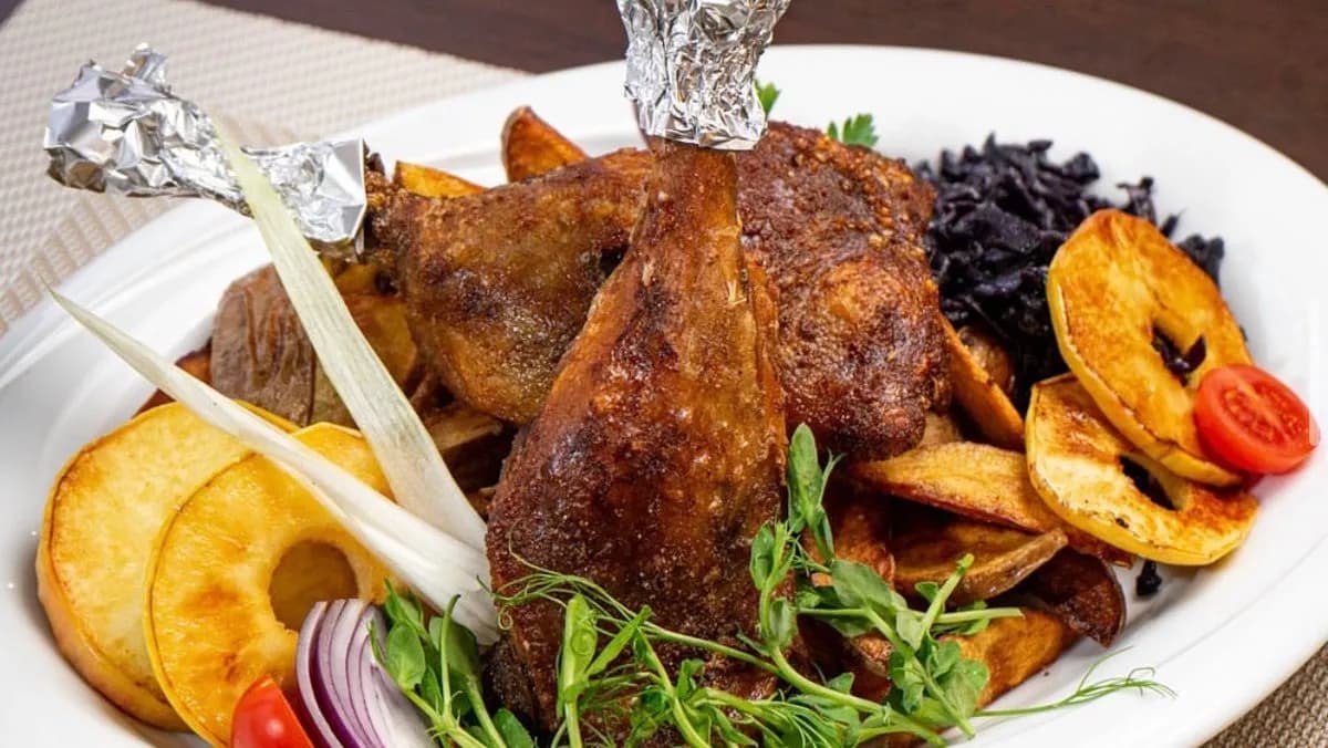 Kacsacomb párolt káposztával steak burgonyával sült almával