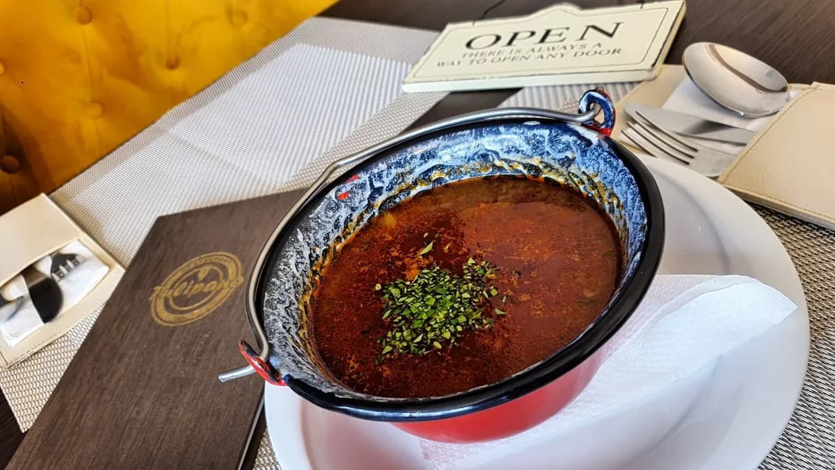 Alföldi marhagulyás bográcsban