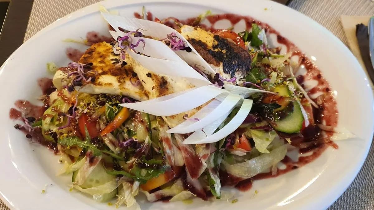 Tulipáno saláta grill sajttal olivás málna ecetes dresszinggel