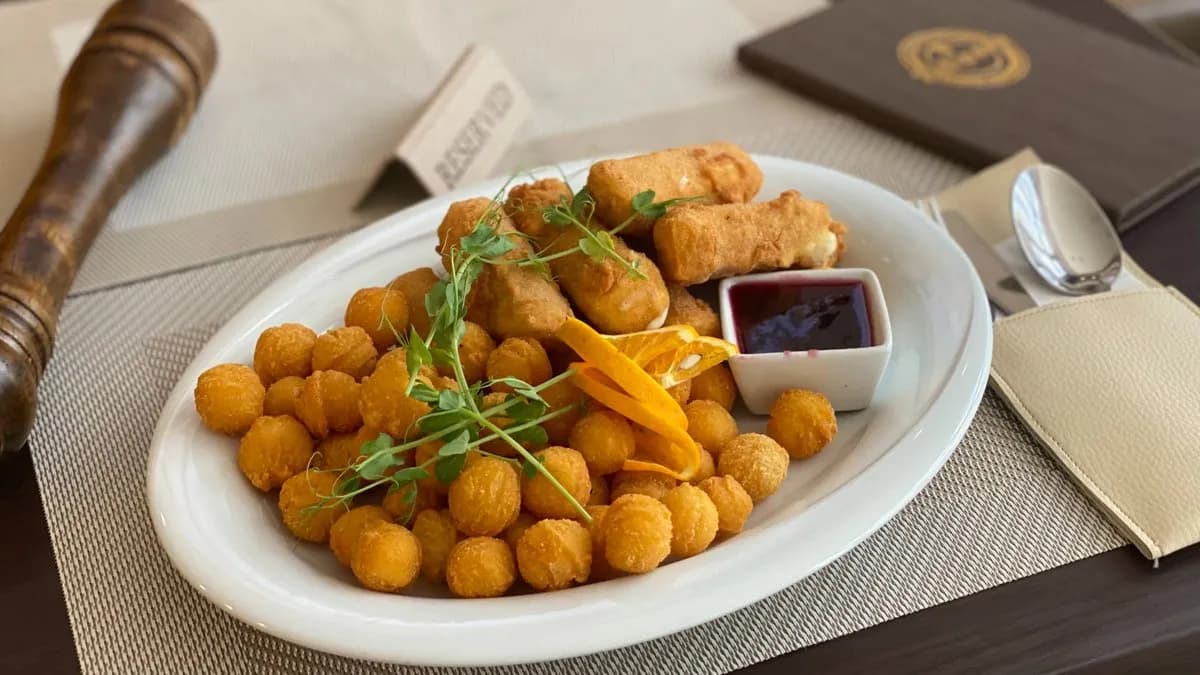 Rántott camambert sajt áfonyalekvárral