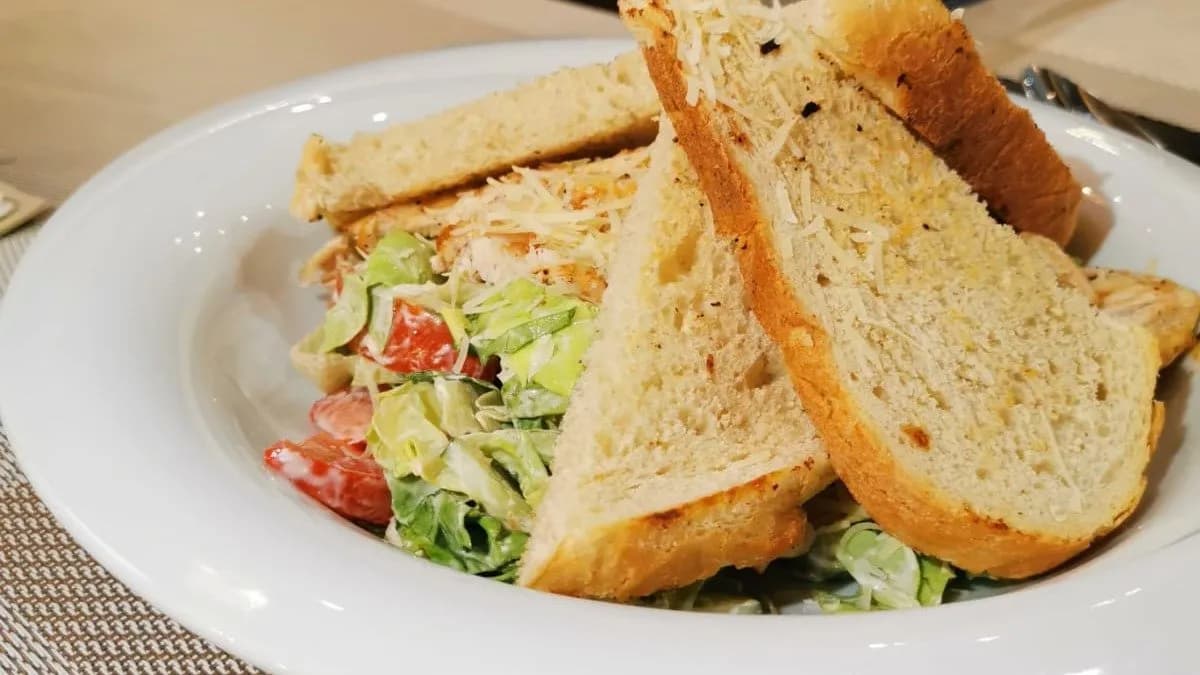 Cézár saláta Tulipáno burgonyával és fehérboros garnélarákkal