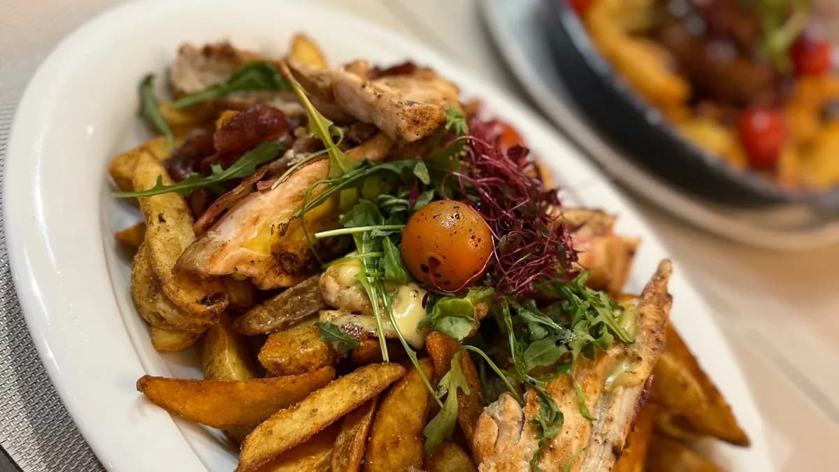 Mozzarellával töltött csirkemell baconbe tekerve