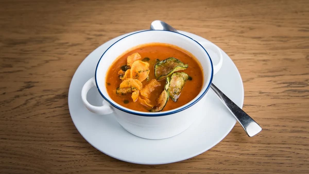 Kemencében sült paradicsomkrémleves zöldség chipsszel