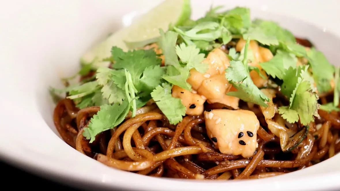 Szezámos lazac wokban forgatott zöldséges tésztával