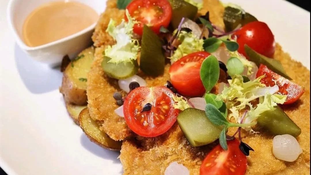 Bécsi szelet, petrezselymes burgonya, savanyított zöldségek, tonkatsu majonéz