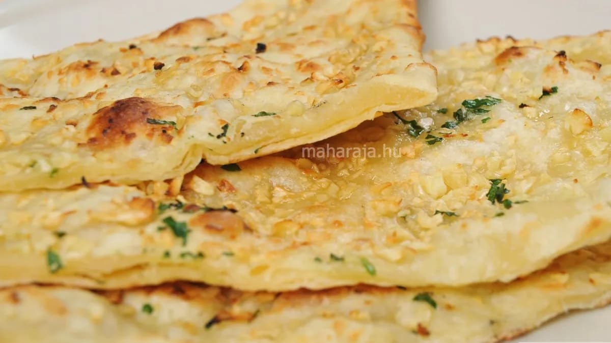 Fokhagymás naan (tandoor-ban sült kenyér) (Garlic Naan)