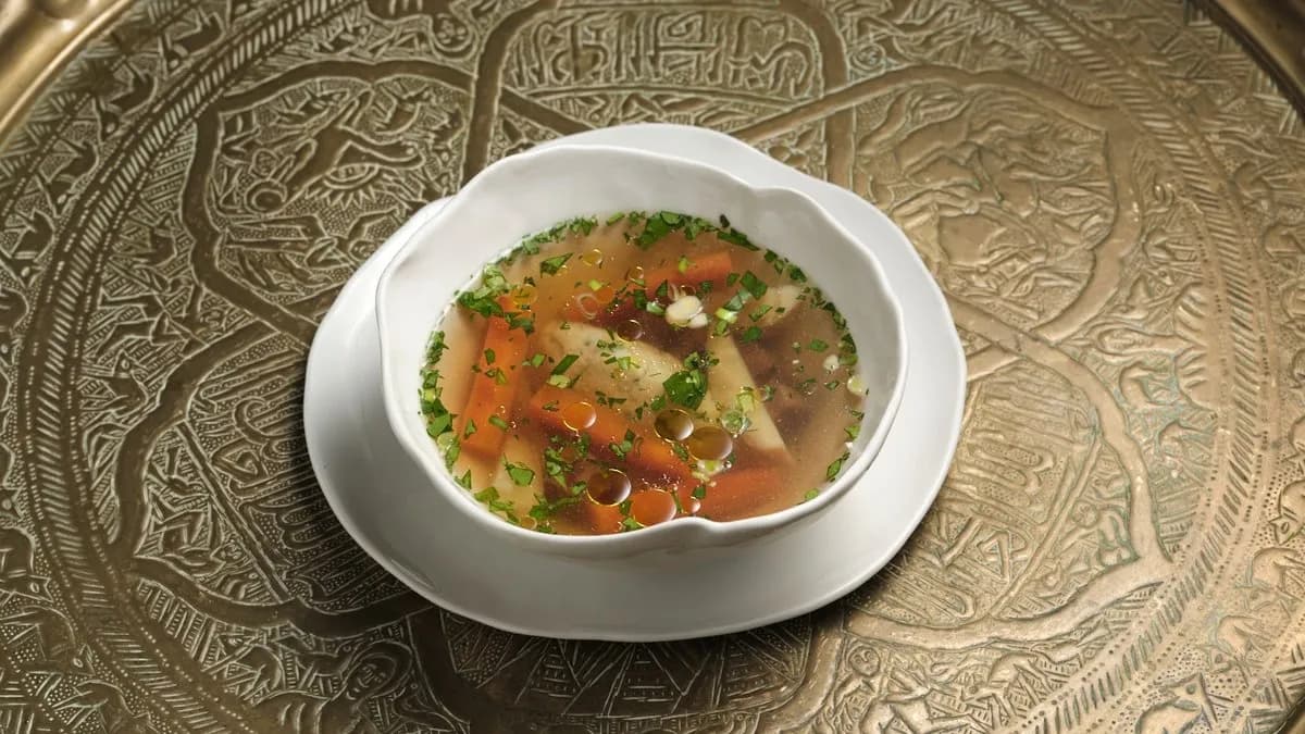 Marhahúsleves, benne főtt zöldségek, lúdgége tészta