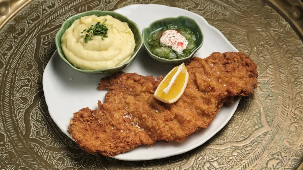 Rántott sertésszűz, krumplipüré, tejfölös uborkasaláta