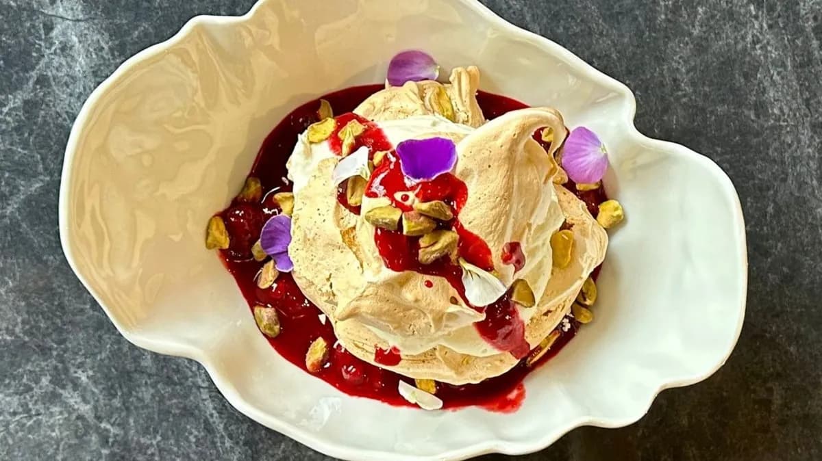 Pisztáciás pavlova, málna ragu, vaníliás tejszínhab