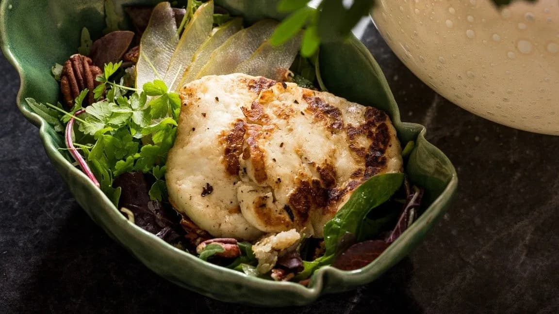 Grillezett kecskesajt, vilmoskörte öntet, kevert levelek, pekándió, quinoa