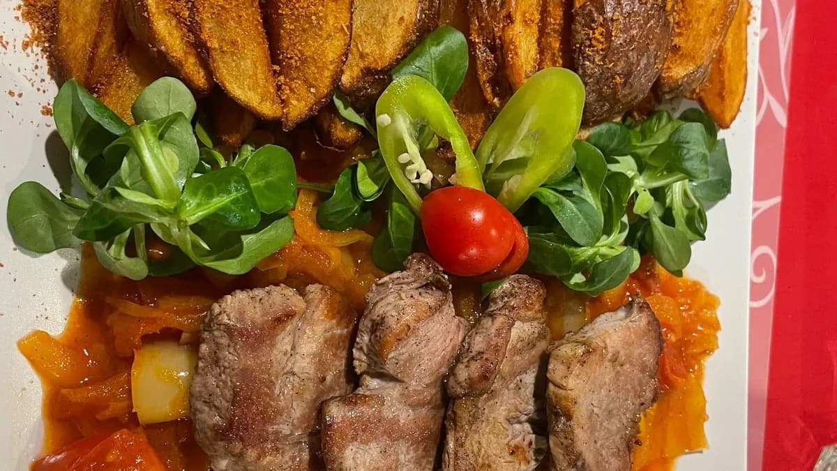 Sertés szűzérme lecsóban forgatva, karikaburgonya