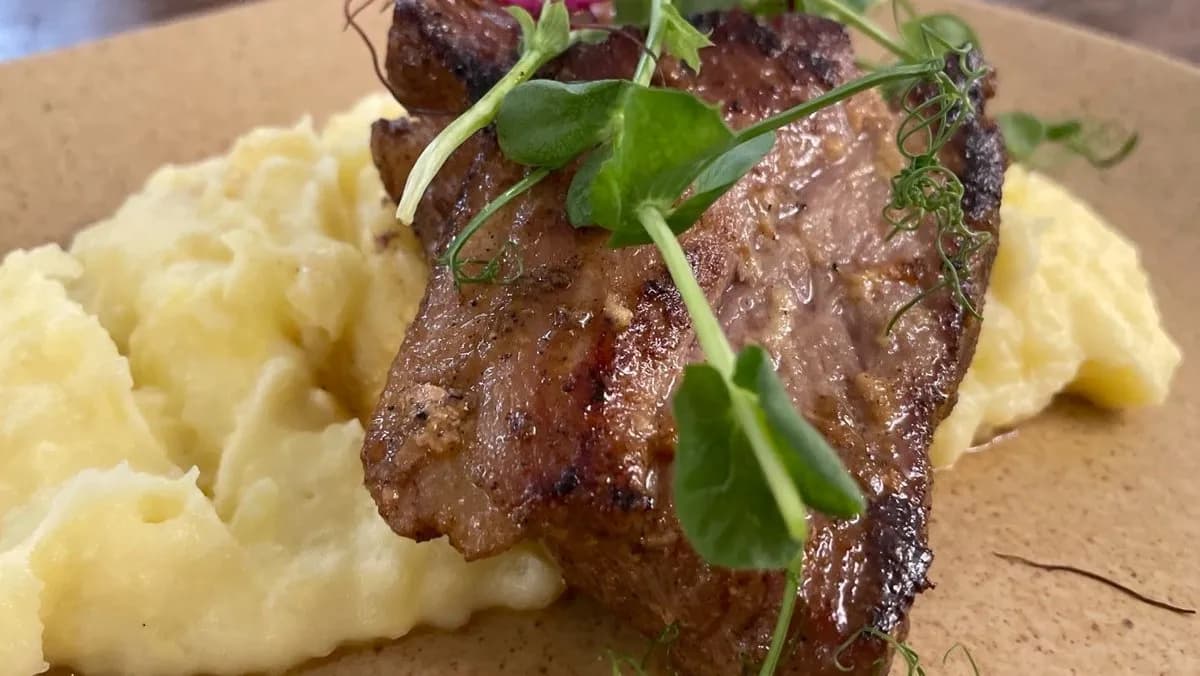 Cigánypecsenye, steak burgonyával