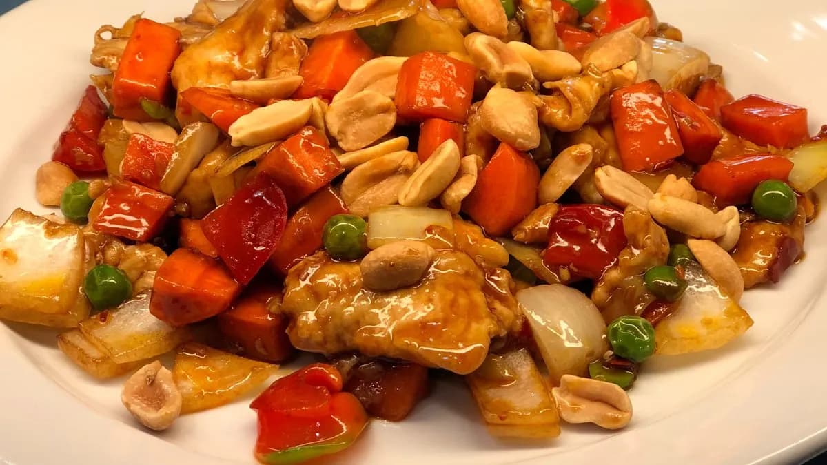 Gung Bao csirke mogyoróval (csípős)