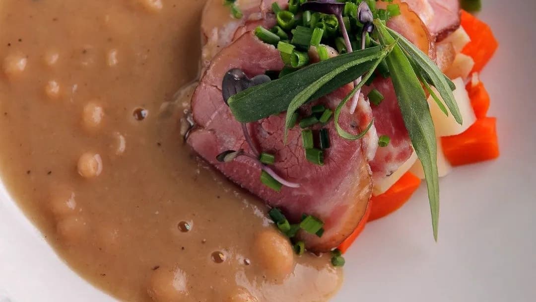 Tárkonyos bableves, füstölt csülökkel töltött tésztával