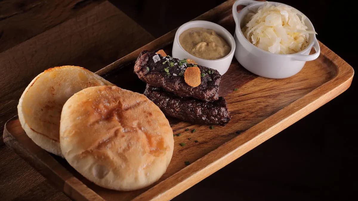 Miccs henger, savanyú káposztával, mustárral, zsemlével