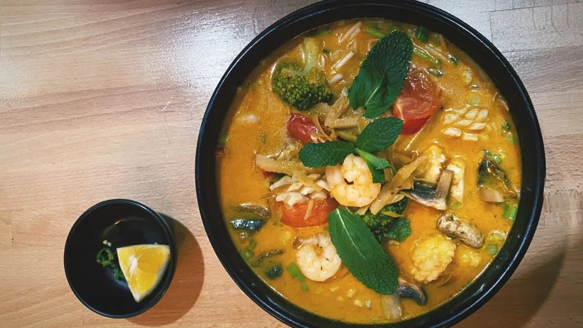 T3. Thai leves tengergyümölcsei/ Thai soup with seafood