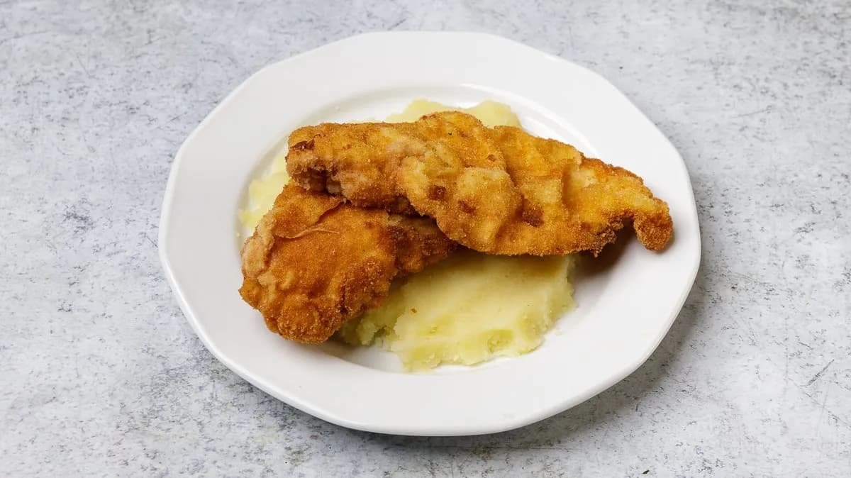 7. Rántott csirkemell hasábburgonyával vagy krumplipürével