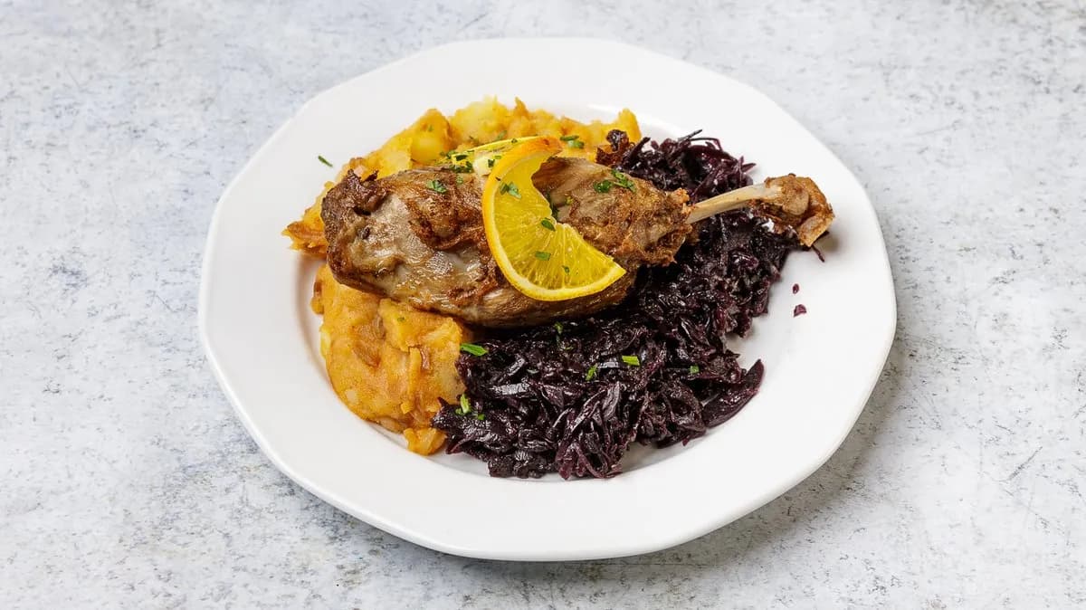 10. Sült kacsacomb hagymás tört burgonyával és párolt lilakáposztával