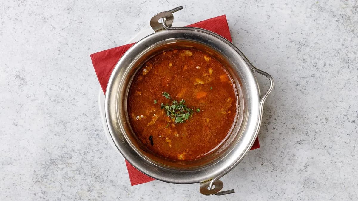 4. Gulyásleves házi csipetkével, fehér kenyérrel