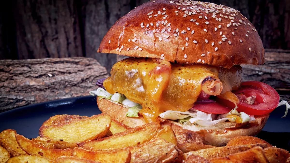 Sajtos-baconos hamburger (köret nélkül)