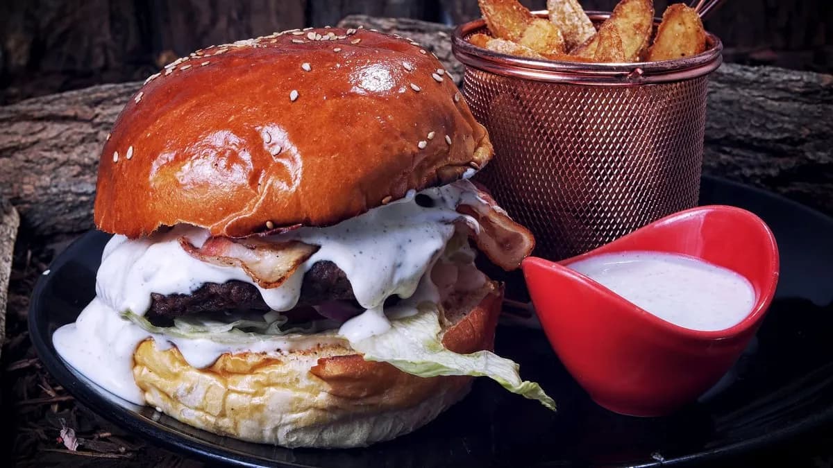 Juhtúrós-baconos burger (köret nélkül)