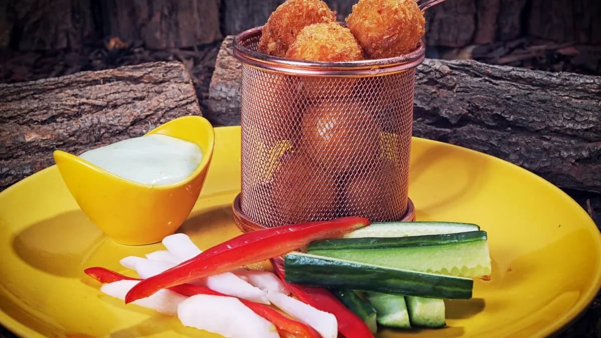 Kecskesajtgolyó, zöldséghasáb, snidlinges tejföl