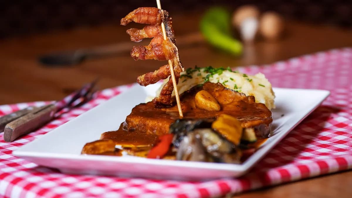 Cigánypecsenye, hagymás törtburgonyával és grill zöldségekkel