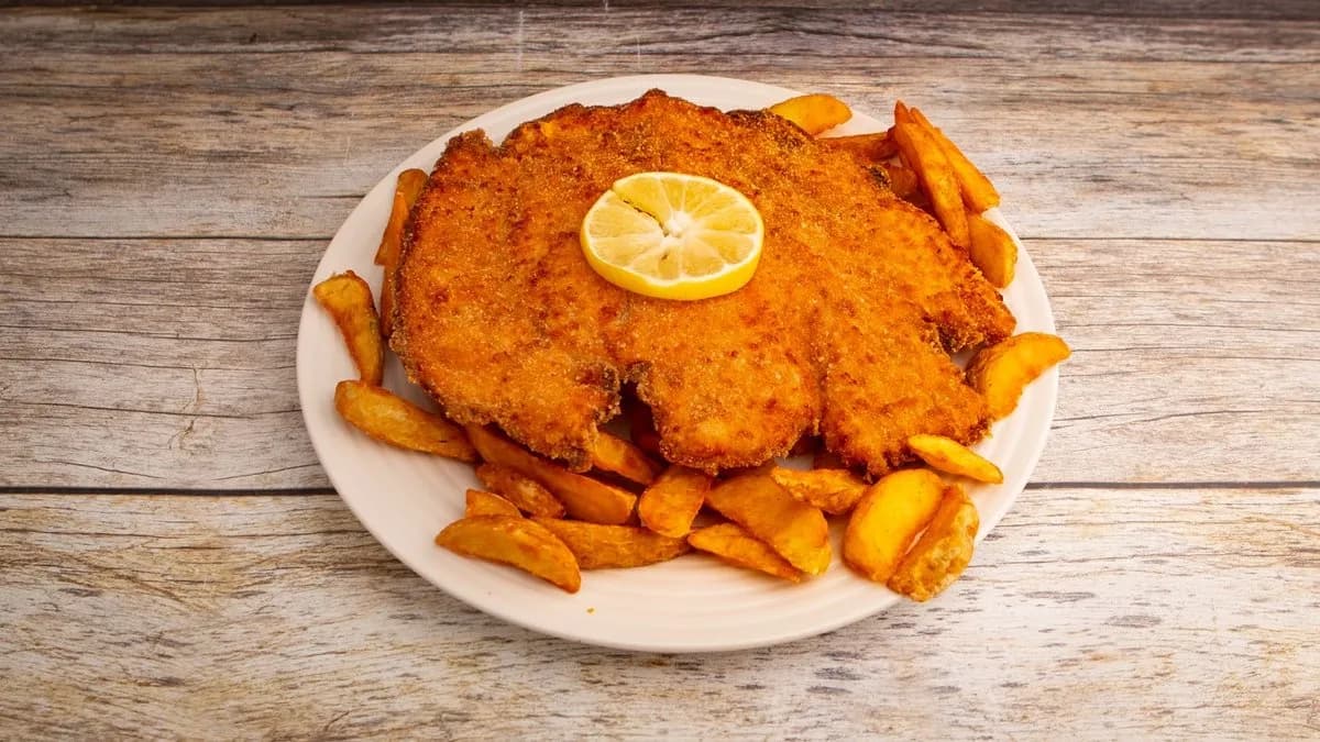 Bécsi szelet sertésszűzből, újhagymás-tejfölös parázsburgonyával