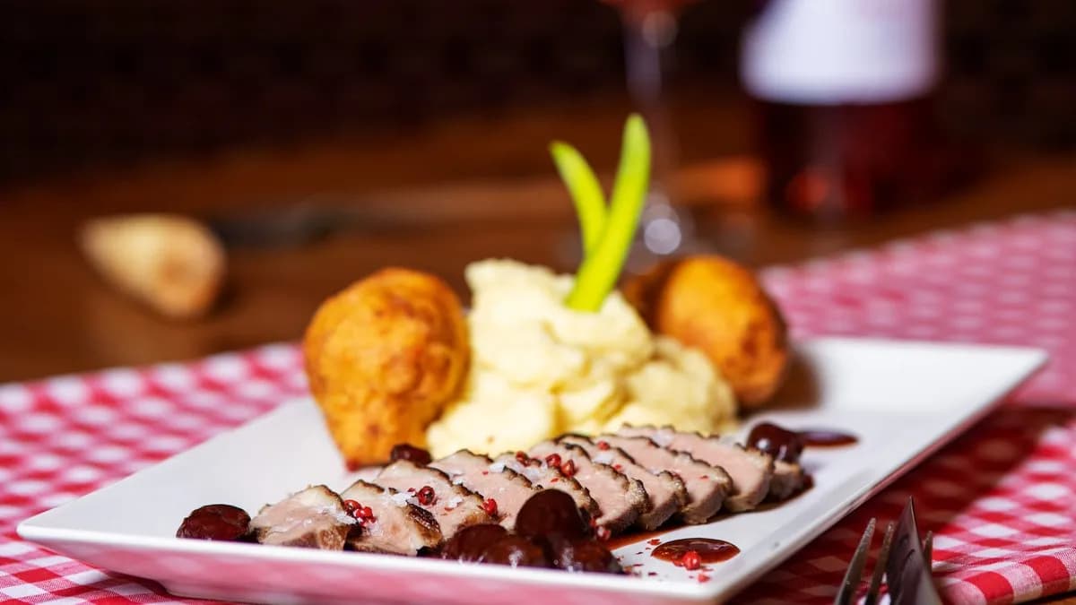 Rozé kacsamell portóis megymártással, paszternák pürével és burgonyafánkkal