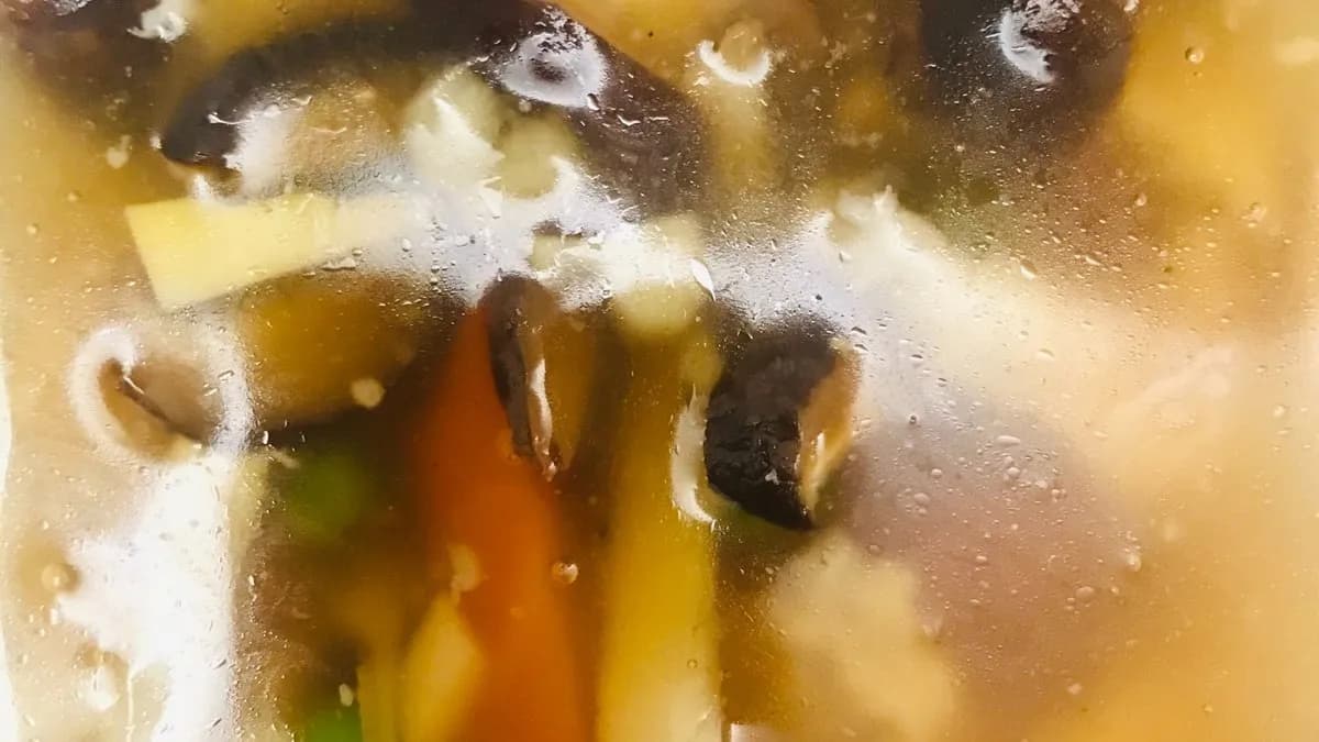 Csirkés-bambuszos-gombás leves