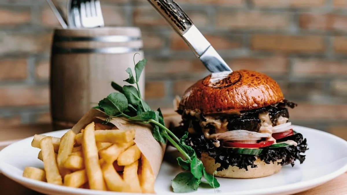 Tiltott burger szalmapityókával