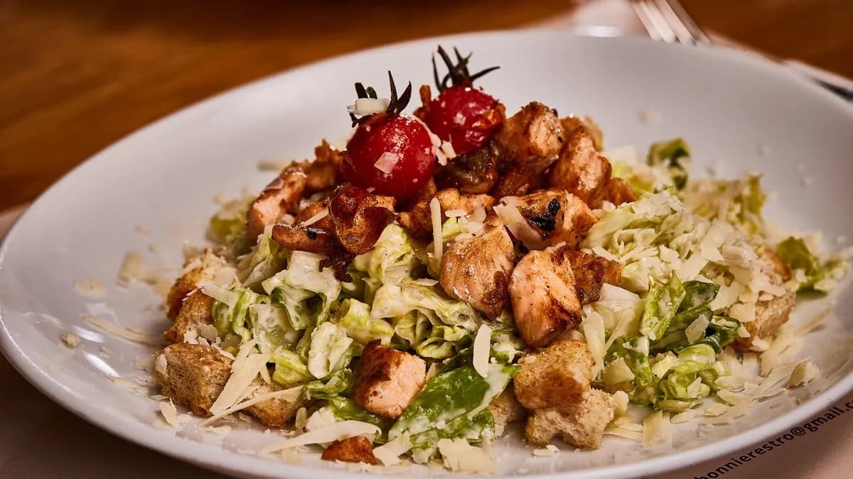 Cézár saláta grillezett lazaccal