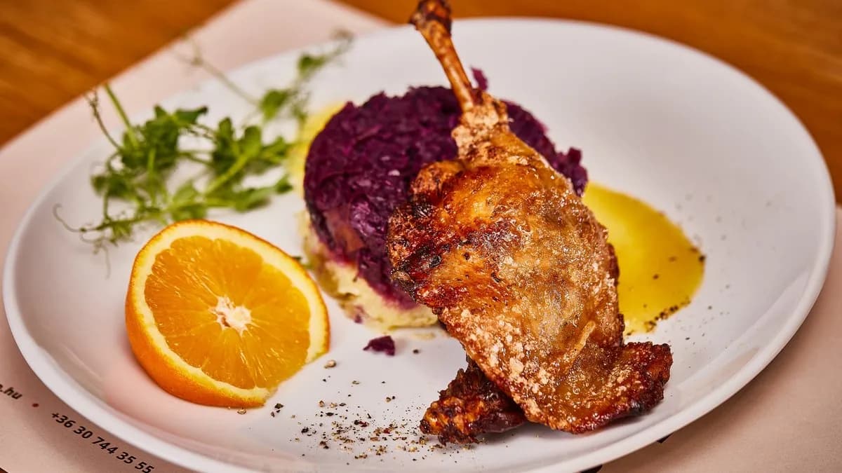 Ropogós kacsacomb parmezános burgonyapürével, párolt lila káposztával