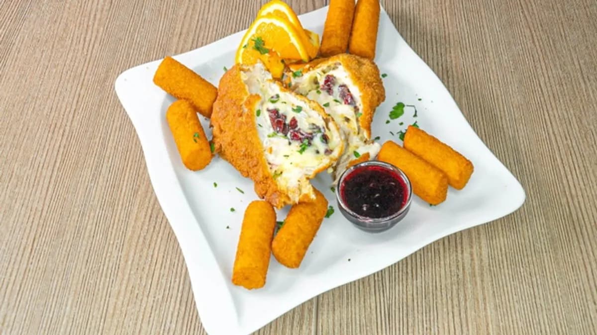 11. Camemberttel, áfonyával töltött csirke,áfonya szósszal,