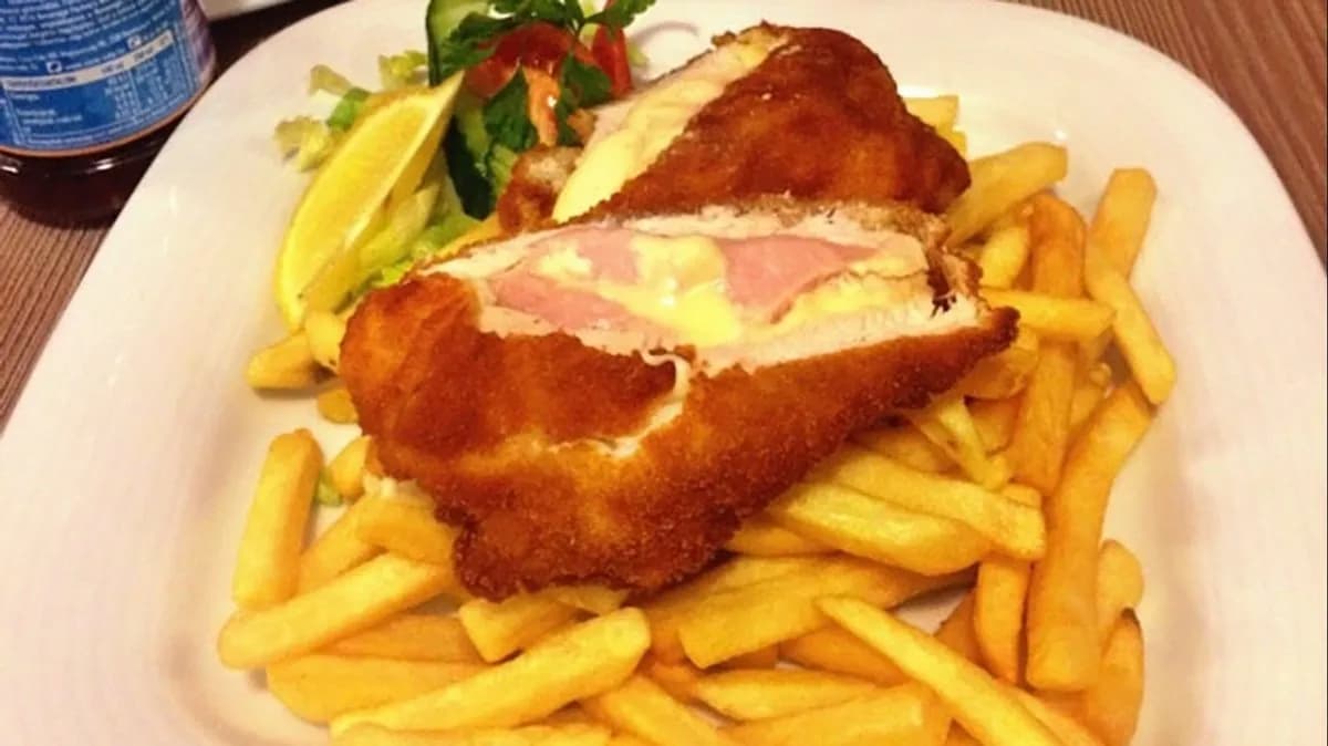 23.Panírozott csirkemell sajttal és sonkával töltve