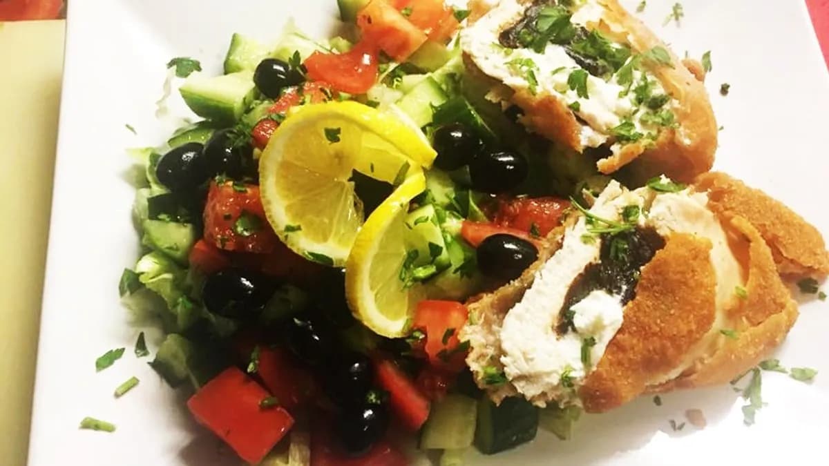 16. Juhtúróval és aszalt szilvával töltött csirkemel