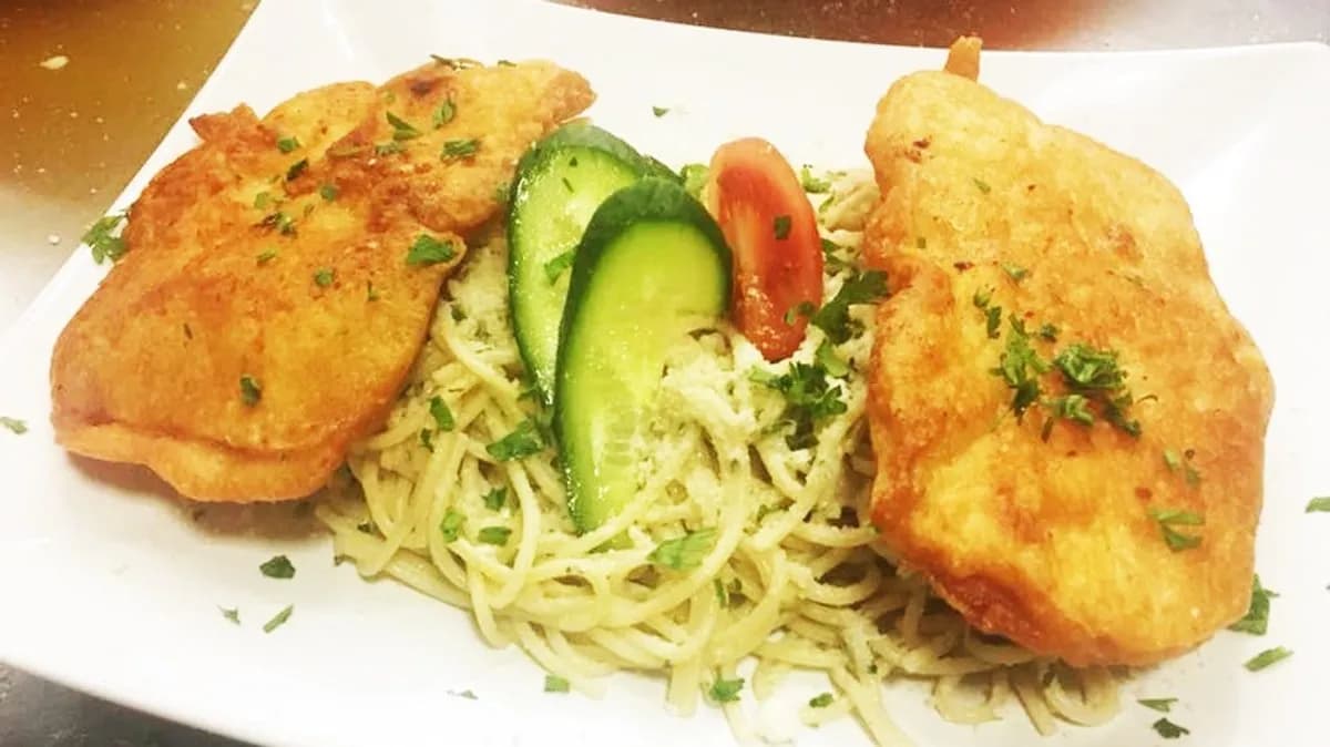 24. Parmezános bundában sült csirke, kék sajtos spagettivel