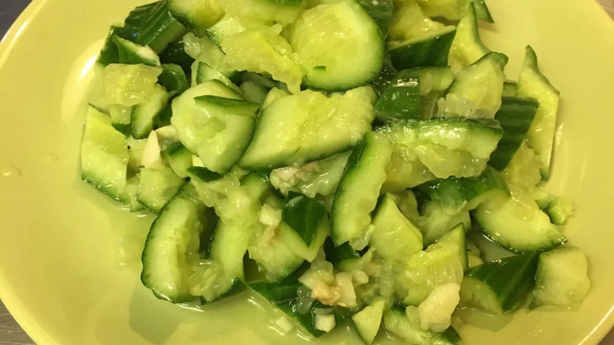 B14 Fokhagymás uborka saláta 拍黄瓜