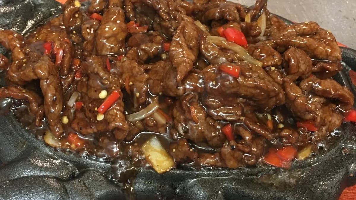 D06 Vaslapos marhahús 铁板牛肉