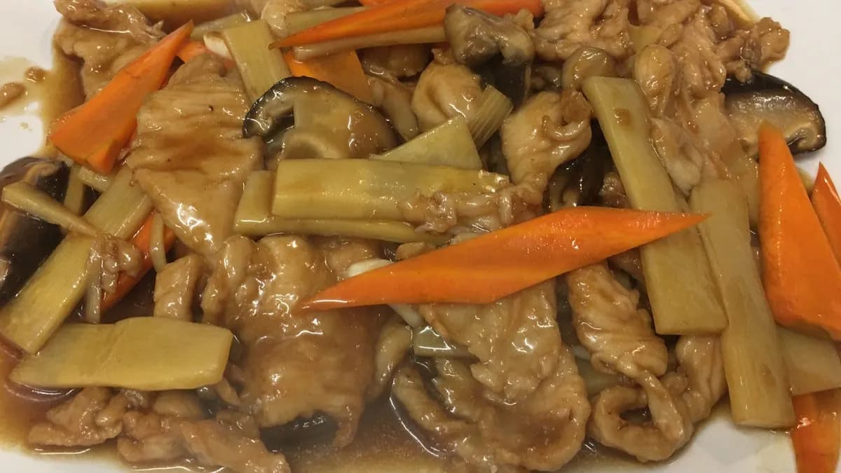 C03 bambuszrügy gombával és csirkehús 双冬鸡