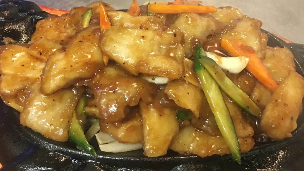 F05 Vaslapos halfilé feketeborssal fűszerezve铁板鱼