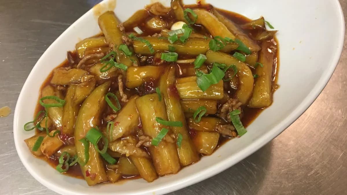 L05 padlizsán különleges szósszal 酱烧茄子