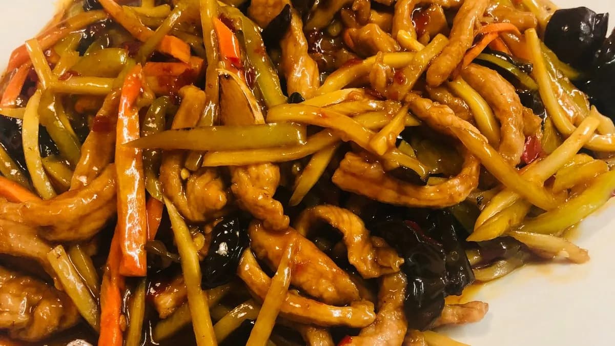 E04 Yu-Xiang ízesítésű csíkozott sertéshús 鱼香肉丝