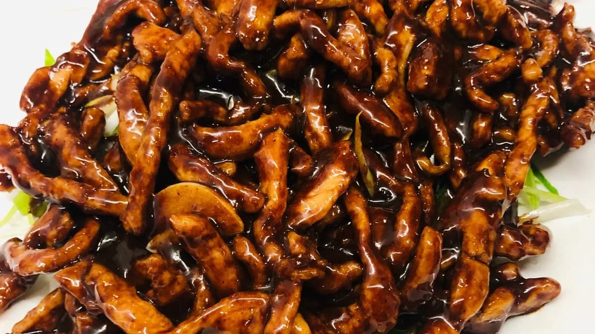 E03 Pekingi szószos csíkozott sertéshús 京酱肉丝