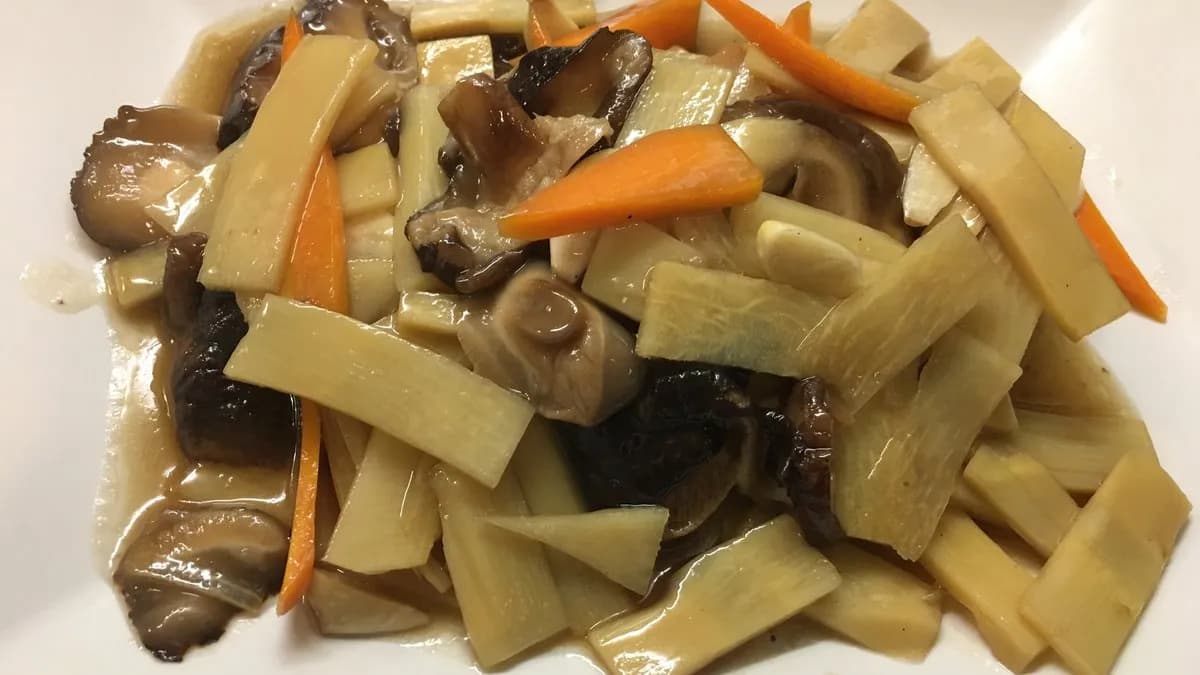 L08 sült téli bambuszrügy gombával 炒双冬