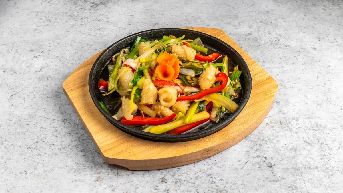 Wokban sült tintahal