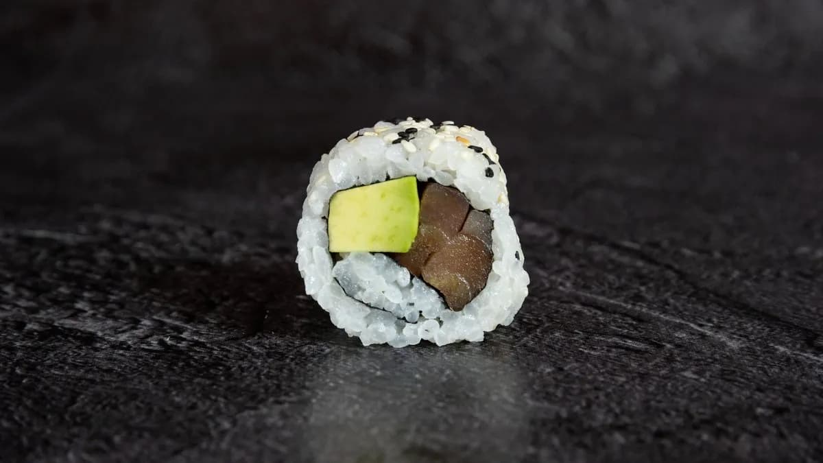 Vörös Tonhal - Avokádó Uramaki