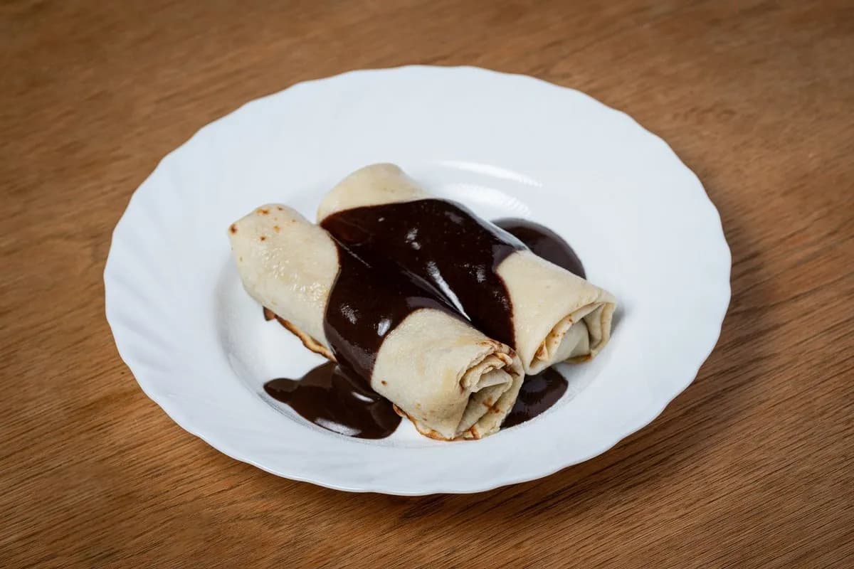 Diós palacsinta csokiszósszal